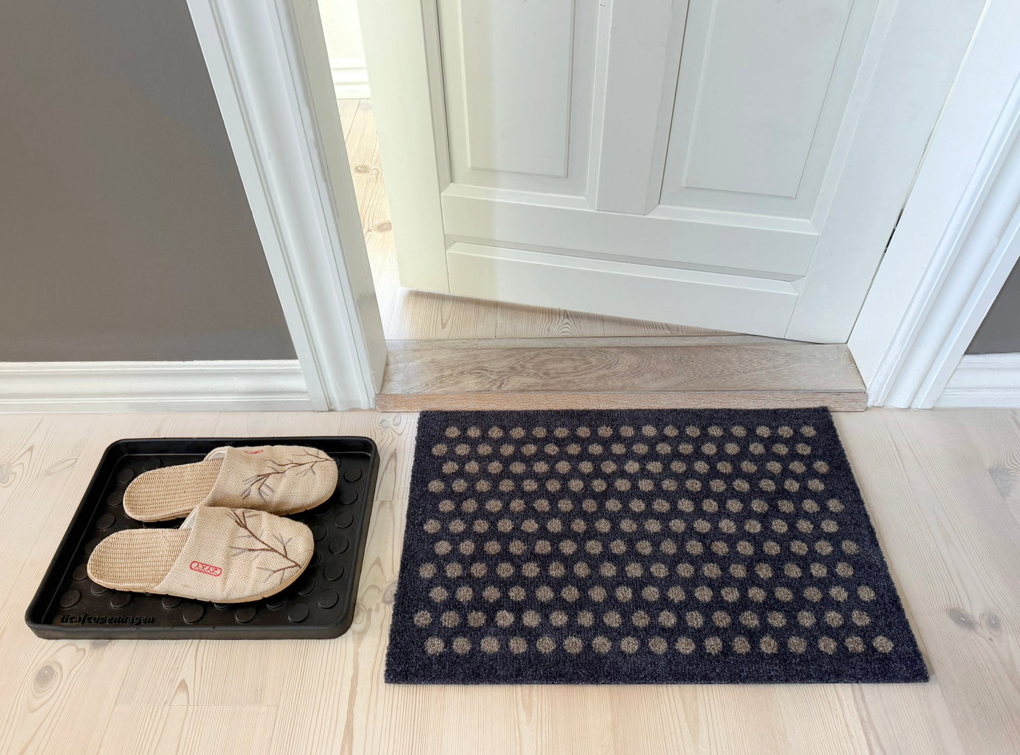 GULVMÅTTE 40 x 60 cm - DOT BLUE-GREY / SAND