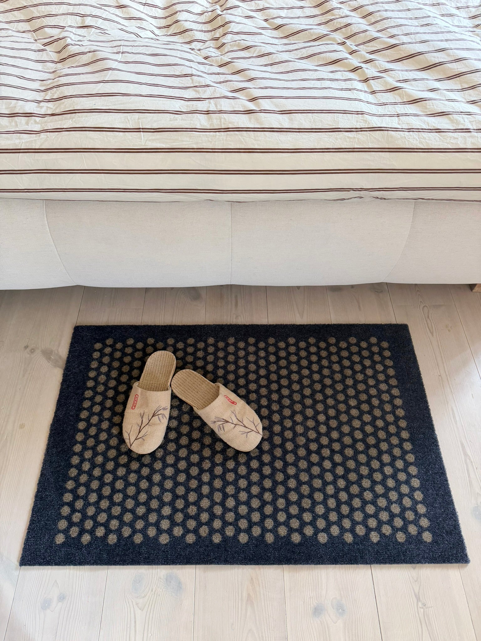 GULVMÅTTE 60 x 90 cm - DOT BLUE-GREY / SAND