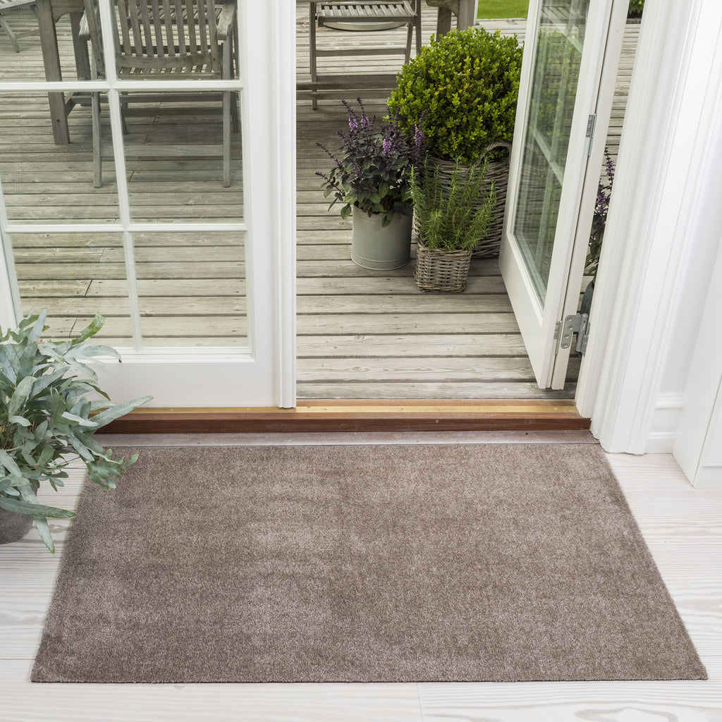 http://tica-copenhagen.dk/cdn/shop/products/FLOORMAT67x120cm_SAND_DOOR_1024x.jpg?v=1633599756