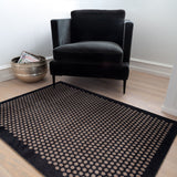 TÆPPE/MÅTTE 90 x 130 CM - DOT SORT/SAND