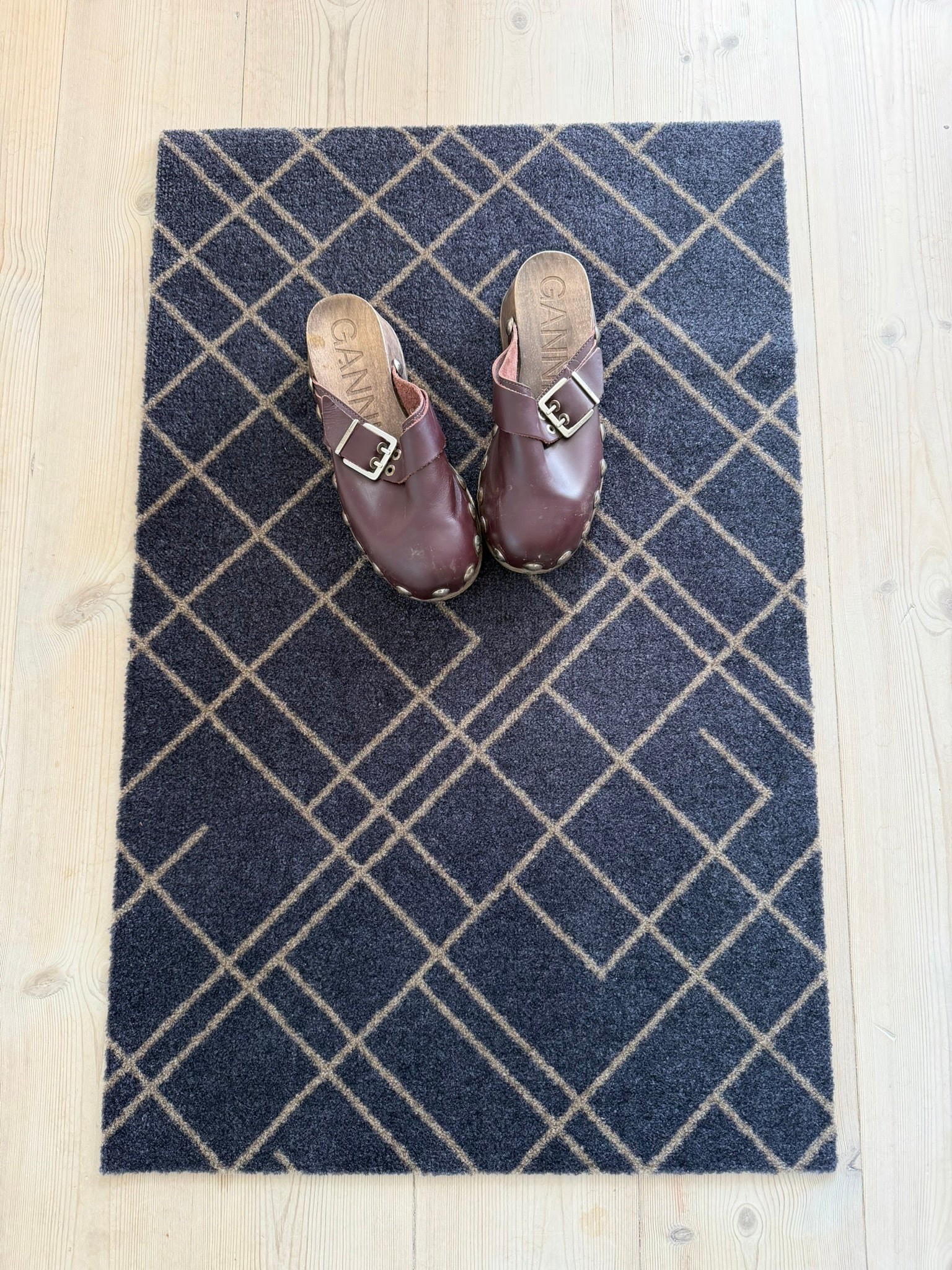 GULVMÅTTE 60 x 90 cm - LINES BLUE-GRAY / SAND