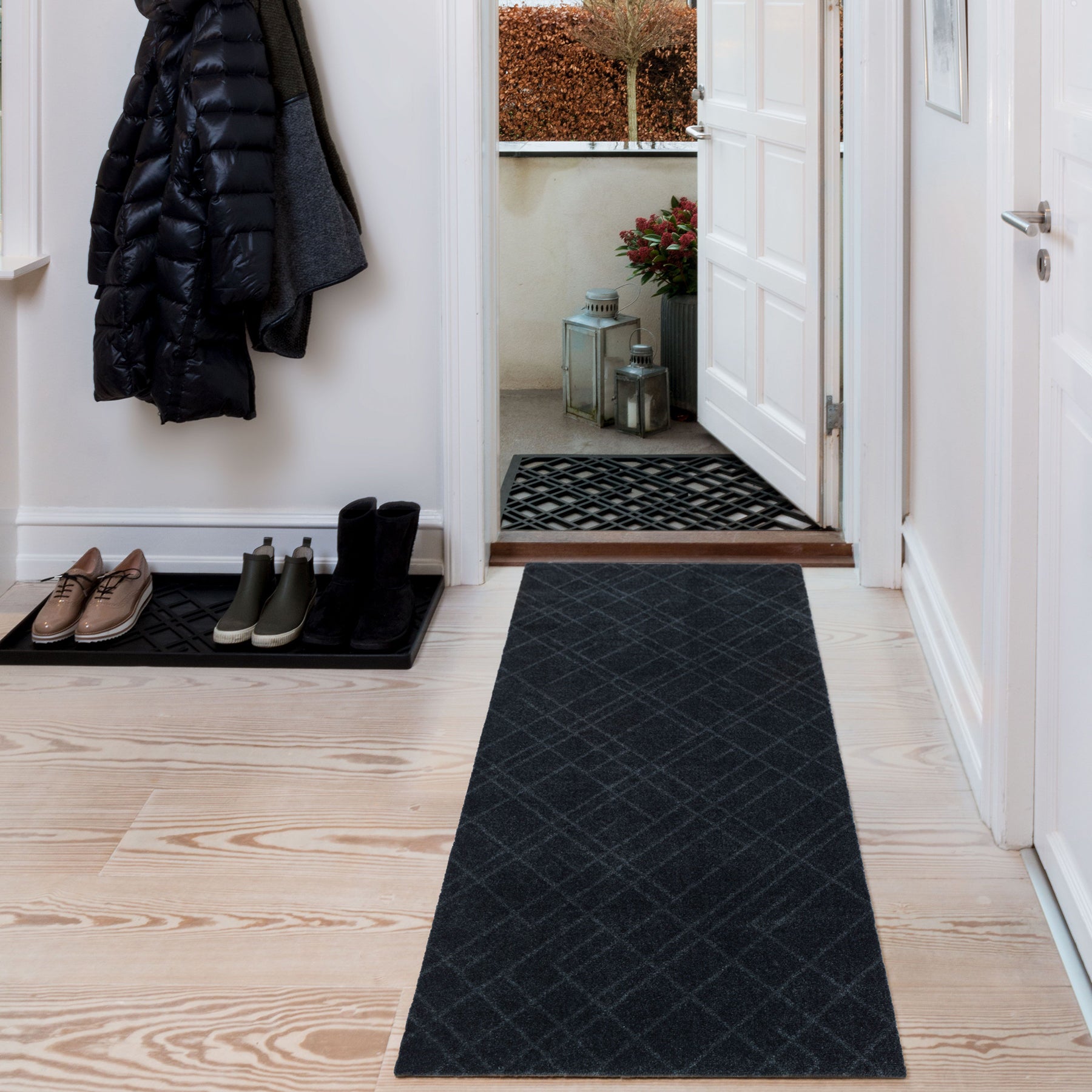 50% - GULVMÅTTE 67 x 150 CM - LINES DARK GREY