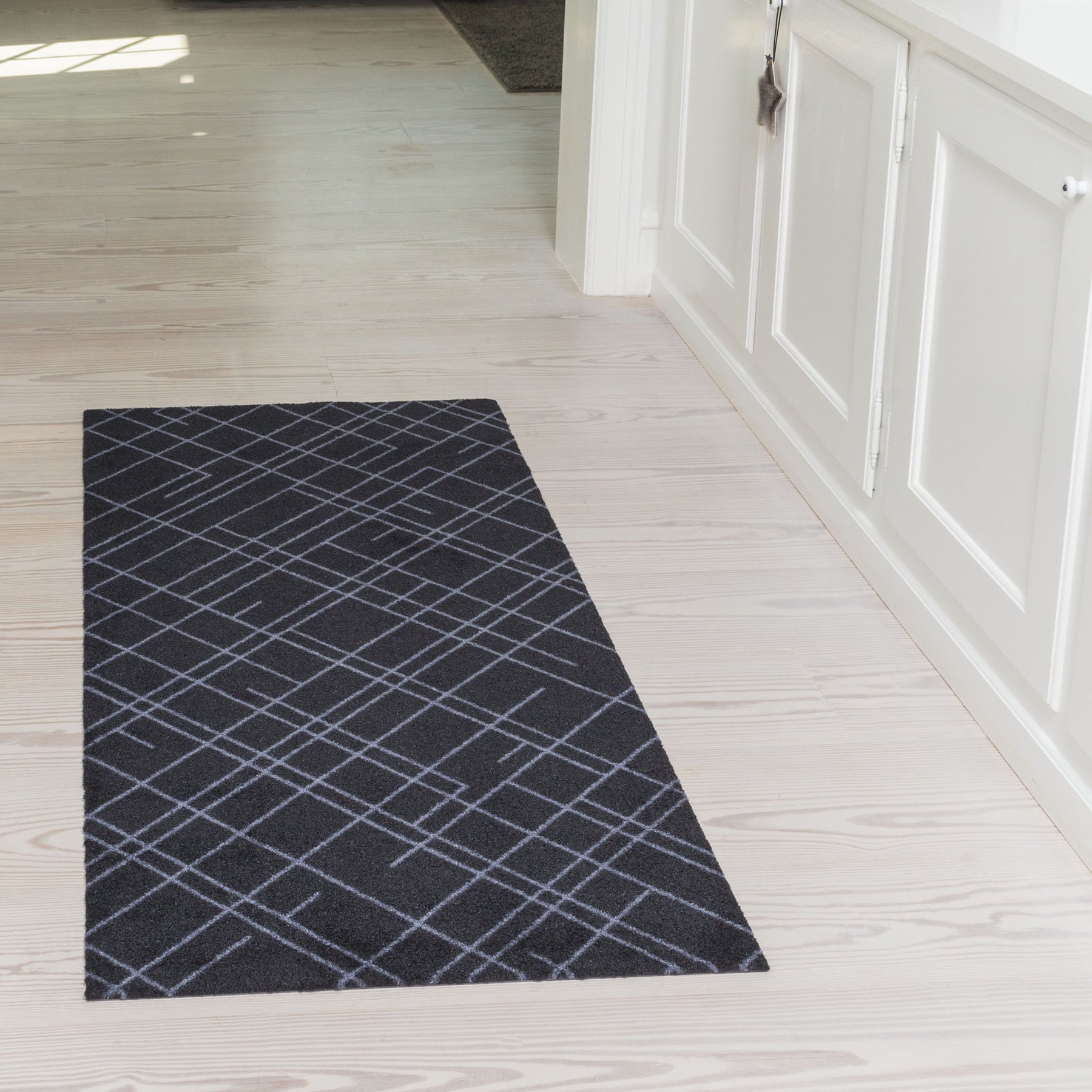 50% - GULVMÅTTE 67 x 150 CM - LINES SORT/GRÅ