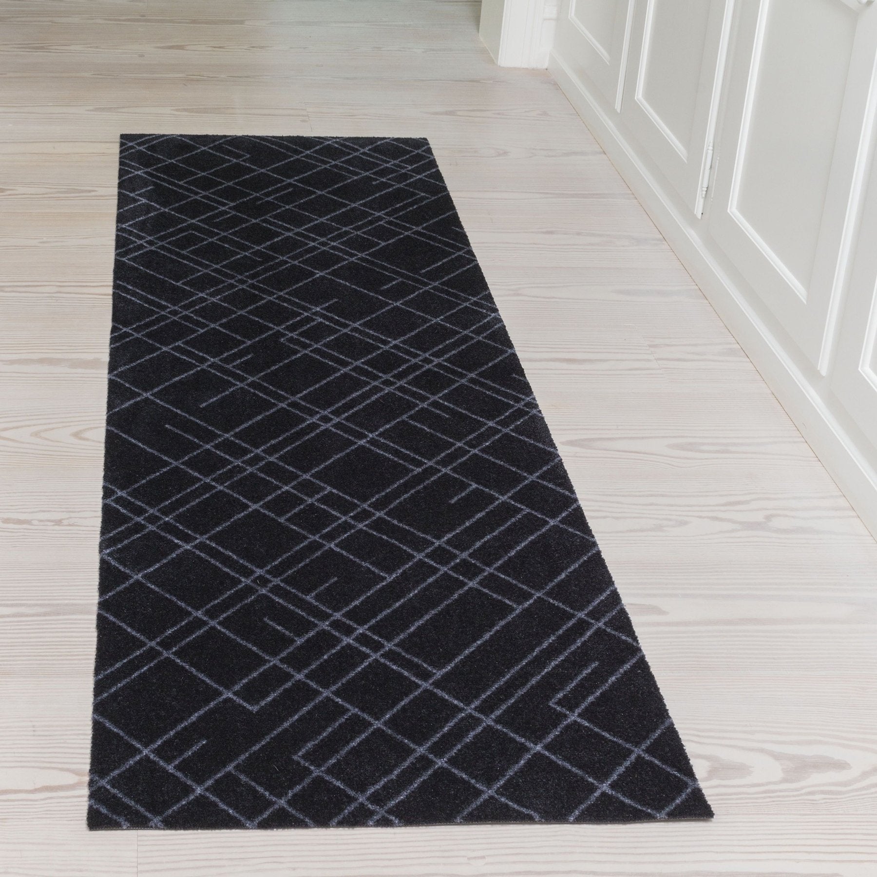 50% - GULVMÅTTE 90 x 200 CM - LINES SORT/GRÅ