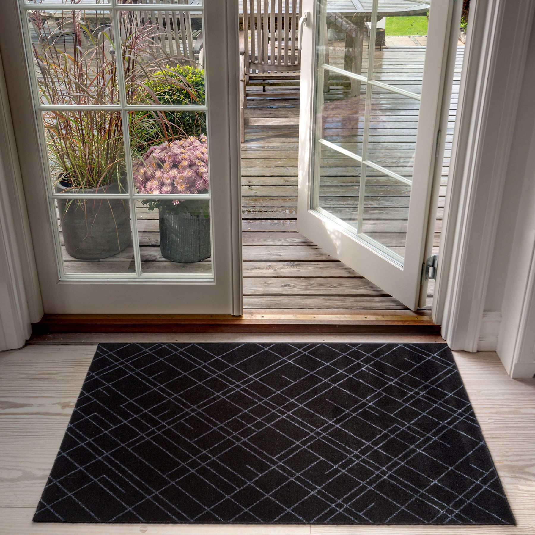 50% - GULVMÅTTE 67 x 120 CM - LINES SORT/GRÅ