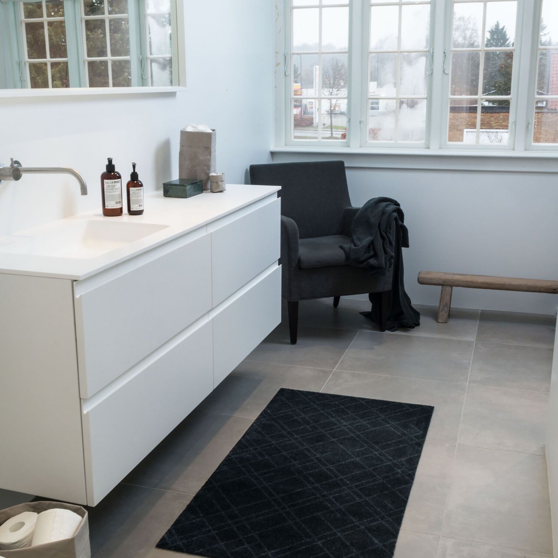 50% - GULVMÅTTE 67 x 120 CM - LINES DARK GREY