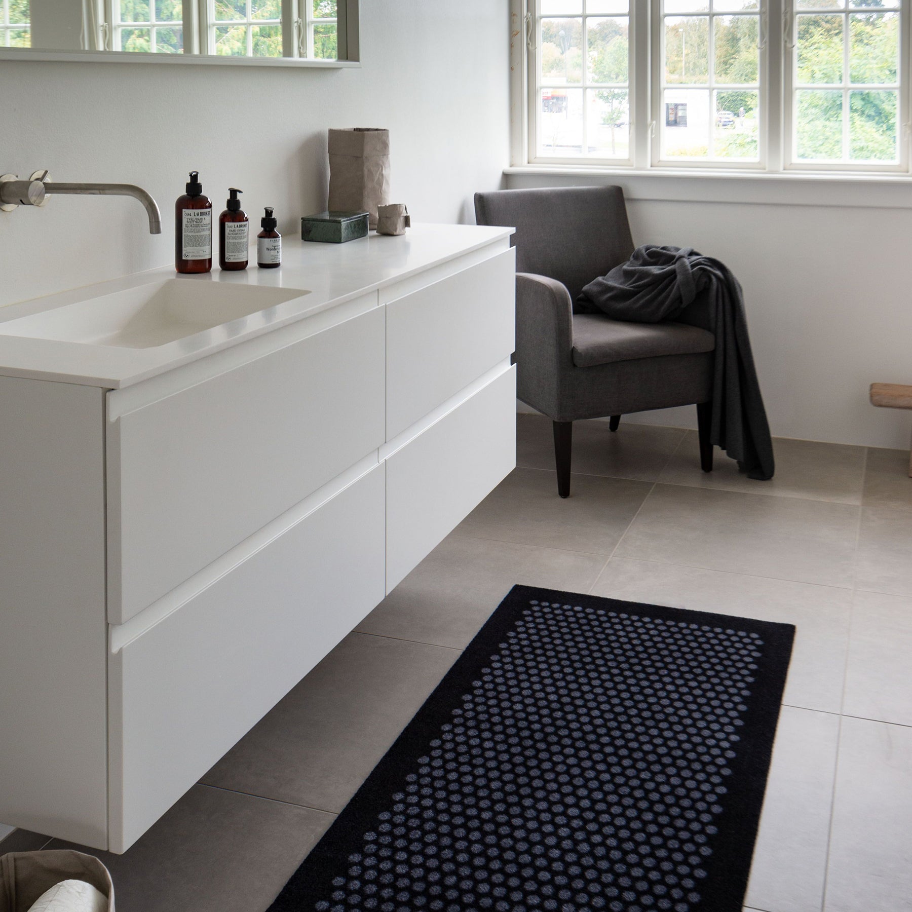GULVMÅTTE 67 x 120 CM - DOT SORT/GRÅ