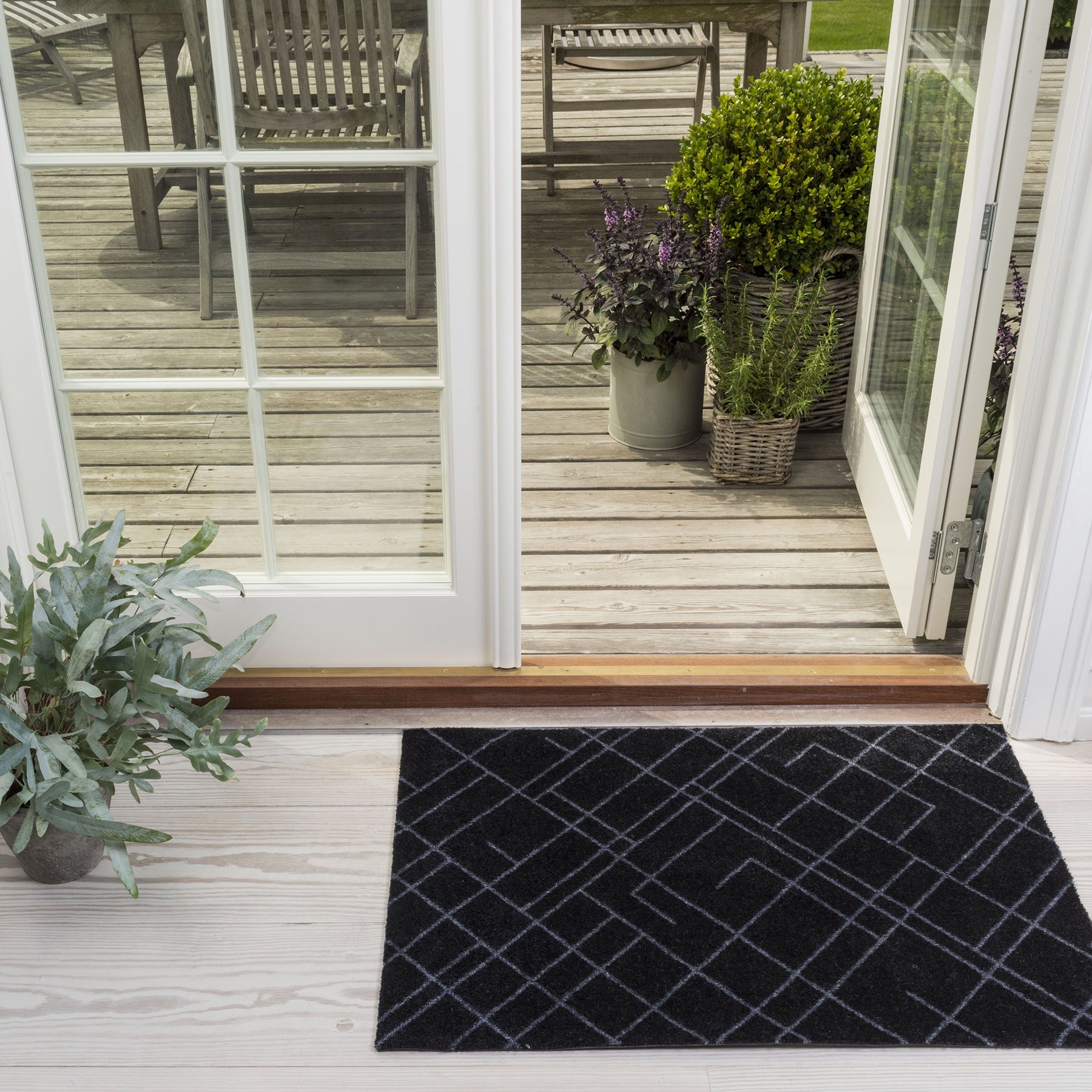 50% - GULVMÅTTE 60 x 90 CM - LINES SORT/GRÅ