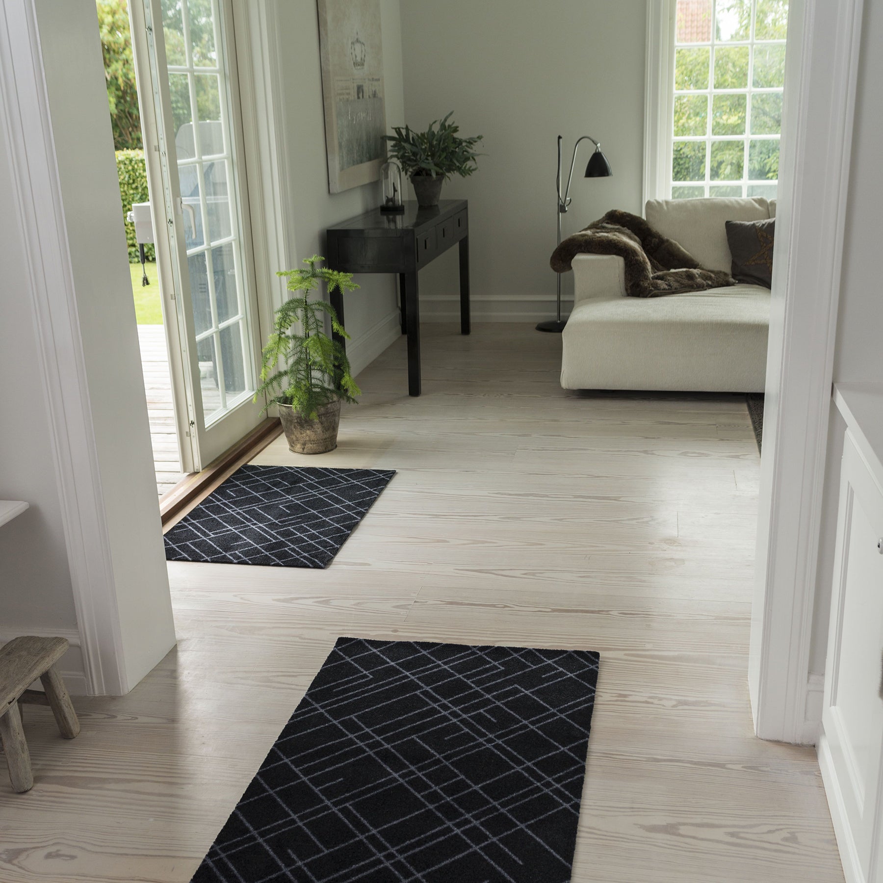 50% - GULVMÅTTE 60 x 90 CM - LINES SORT/GRÅ